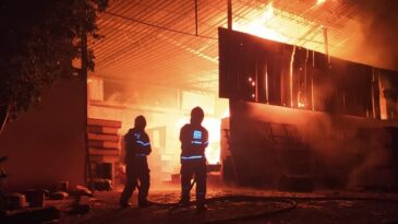 bombeiros-combatem-incendio-em-fabrica-de-caixoes