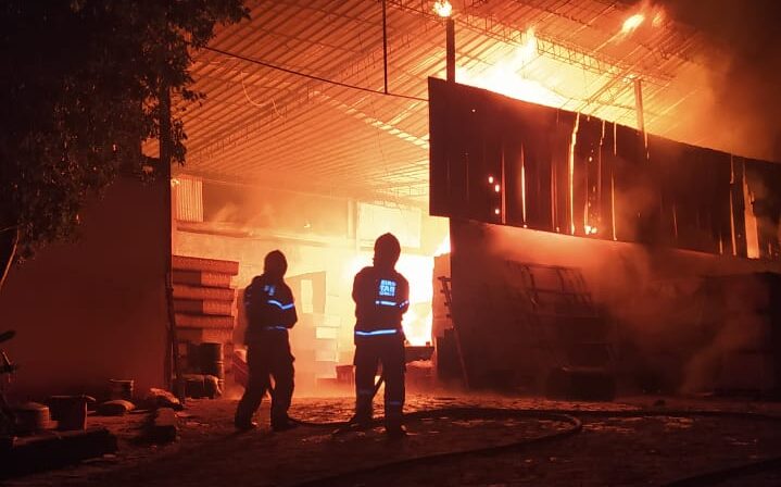 bombeiros-combatem-incendio-em-fabrica-de-caixoes