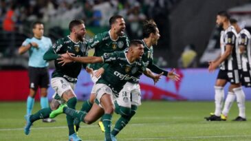 com-dois-a-menos-palmeiras-segura-empate-e-se-classifica-nos-penaltis