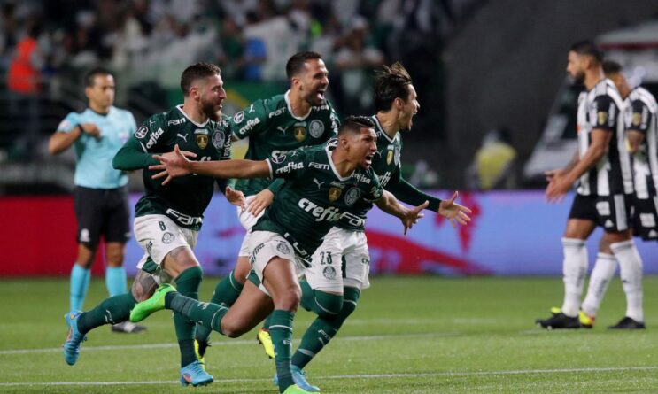 com-dois-a-menos-palmeiras-segura-empate-e-se-classifica-nos-penaltis