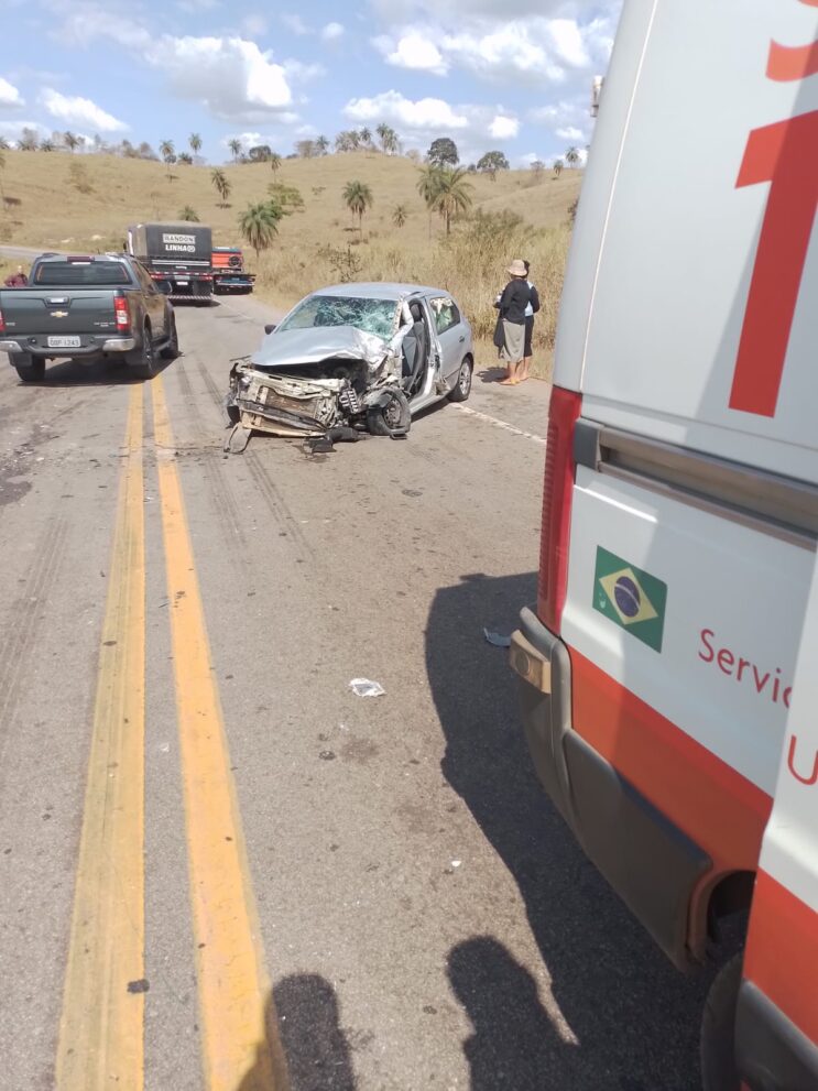 Dois homens ficam feridos em acidente entre carro e carreta na BR-251