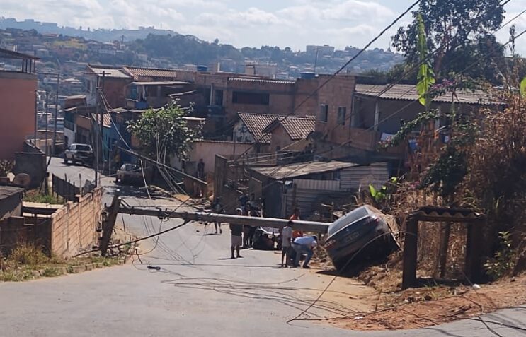 colisao-de-carro-contra-poste-deixa-mulher-ferida-no-fenix