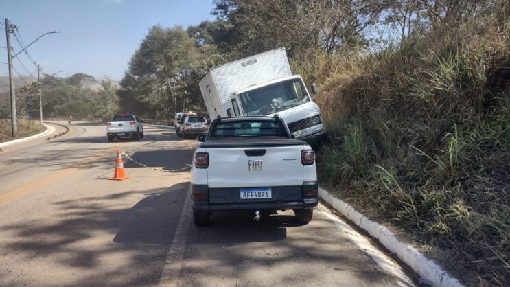 caminhoneiro-com-suspeita-de-embriaguez-e-preso-apos-acidente