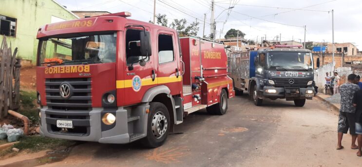 incendio-em-residencia-mobiliza-bombeiros-no-bairro-fenix