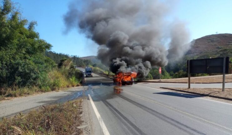 carro-pega-fogo-e-interdita-a-br-381-em-nova-era