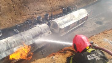 carreta-tanque-com-combustivel-tomba-e-pega-fogo-na-mg-329