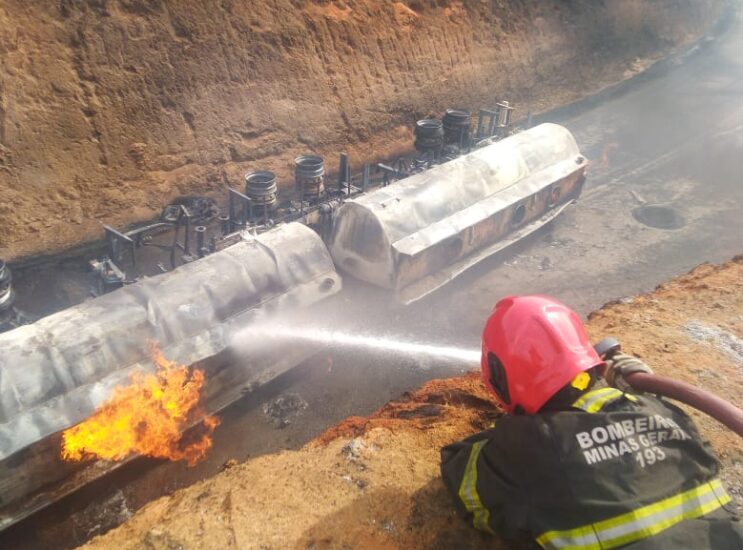 carreta-tanque-com-combustivel-tomba-e-pega-fogo-na-mg-329