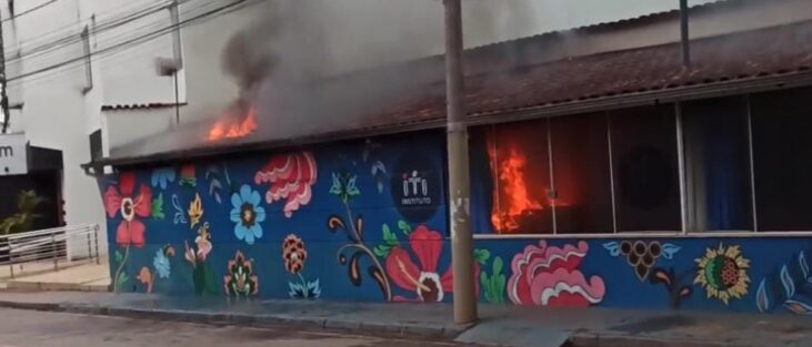 incendio-no-instituto-iti-mobiliza-bombeiros-no-centro