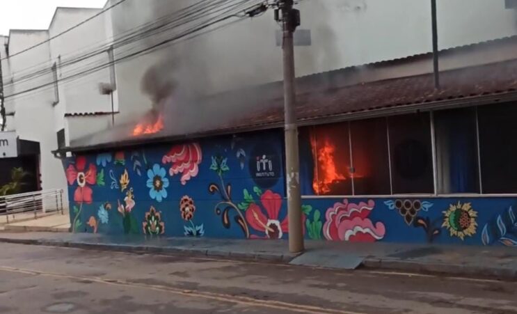 incendio-no-instituto-iti-mobiliza-bombeiros-no-centro