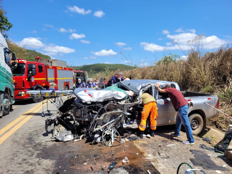 colisao-deixa-vitima-presa-as-ferragens-na-br-381