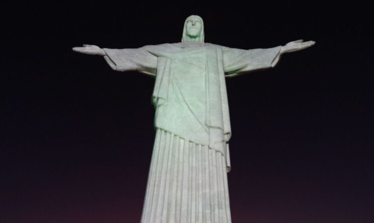 cristo-ganha-hoje-cores-rosa-e-azul-contra-o-cancer-de-mama-e-prostata