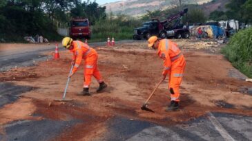acidente-com-carretas-provoca-vazamento-de-oleo-na-br-381