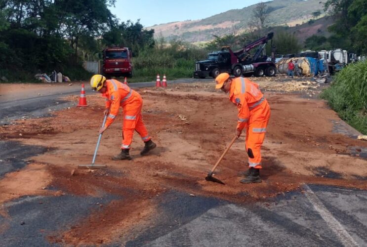 acidente-com-carretas-provoca-vazamento-de-oleo-na-br-381