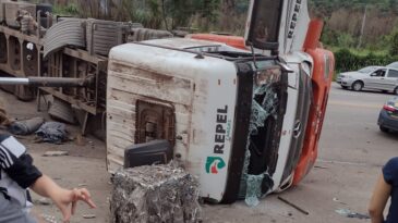 carreta-com-sucata-tomba-na-br-381-no-trevo-de-santa-luzia