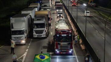 protestos-de-caminhoneiros-atrapalham-transito-em-20-estados