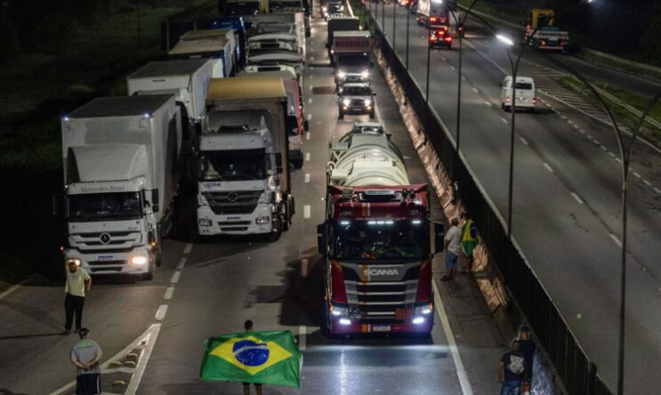 protestos-de-caminhoneiros-atrapalham-transito-em-20-estados