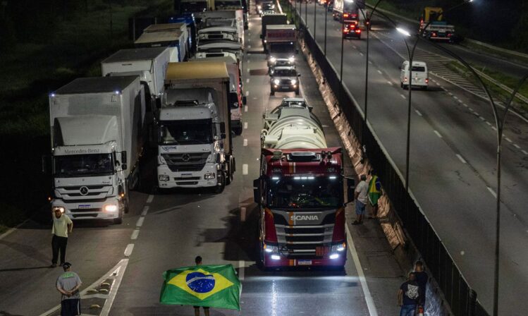 protestos-de-caminhoneiros-atrapalham-transito-em-20-estados