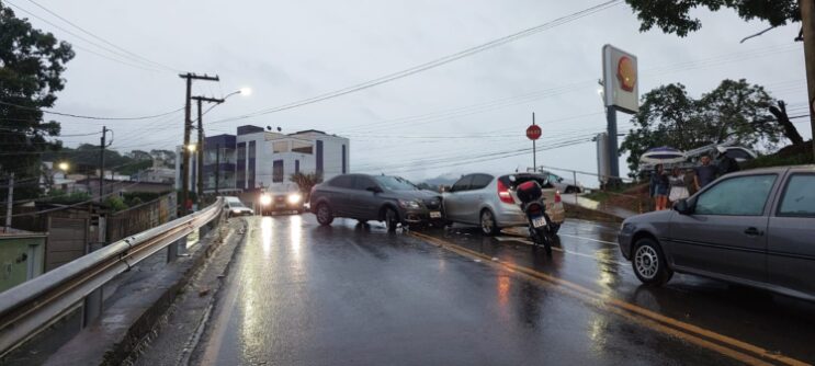 motorista-com-sintomas-de-embriaguez-envolve-em-acidente