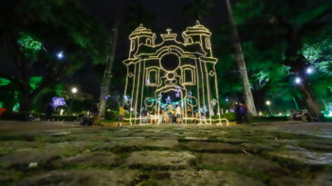 iluminacao-natalina-e-inaugurada-na-praca-da-liberdade