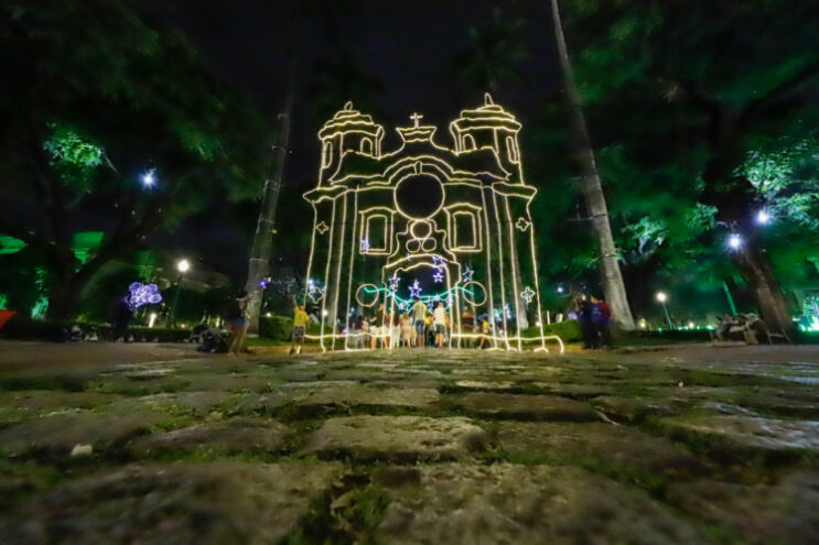 iluminacao-natalina-e-inaugurada-na-praca-da-liberdade