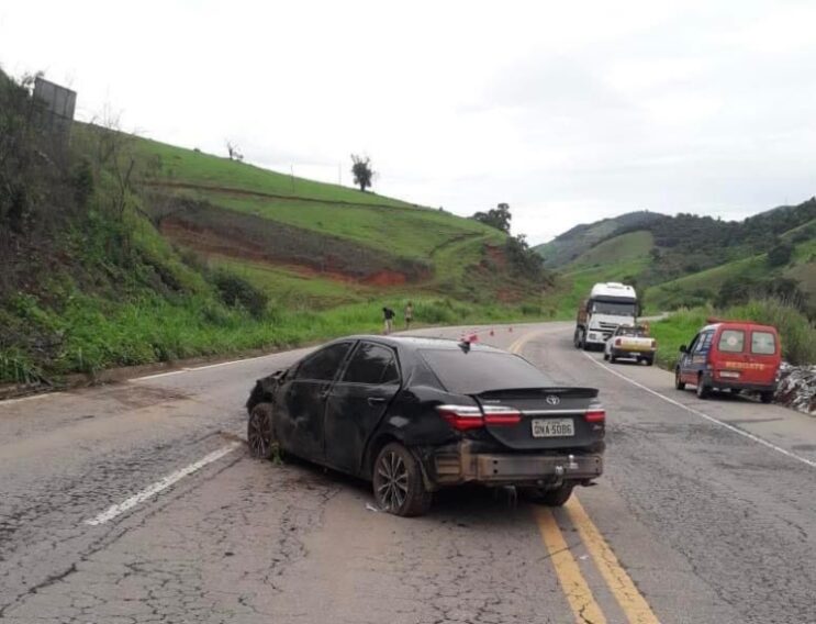 corolla-capota-e-mulheres-ficam-feridas-na-br-116