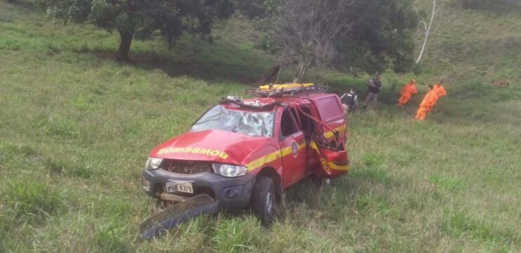 bombeiros-ficam-feridos-em-acidente-na-lmg-736
