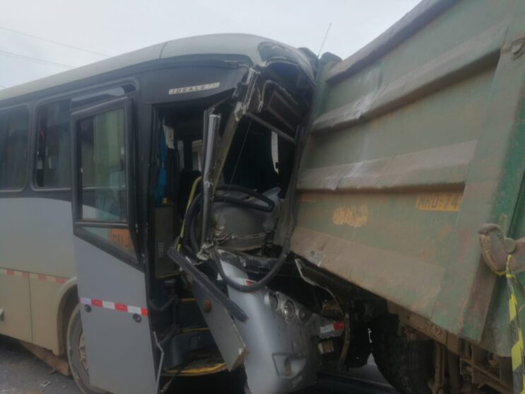 acidente-entre-onibus-e-caminhao-deixa-varios-feridos-em-mariana
