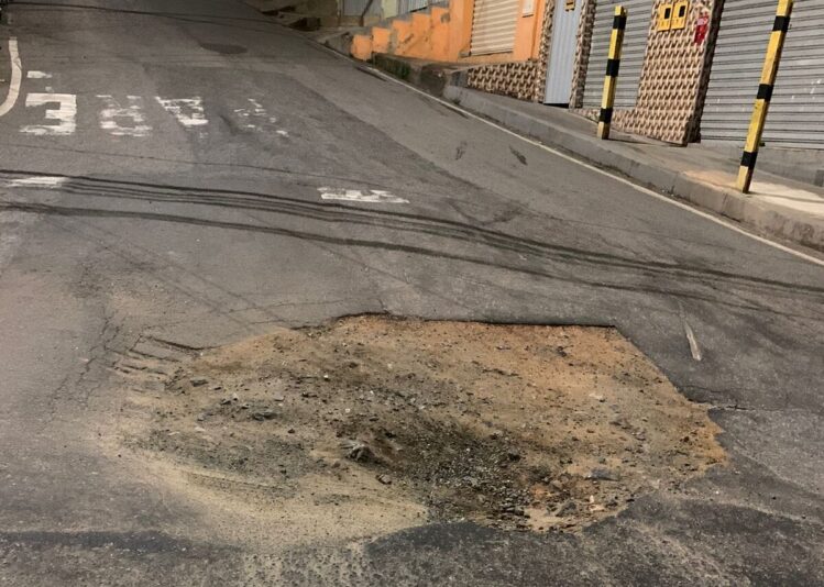 buraco-provoca-acidente-com-motociclista-no-bethania