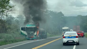 carreta-com-soda-caustica-pega-fogo-e-bombeiros-evitam-vazamento-da-carga
