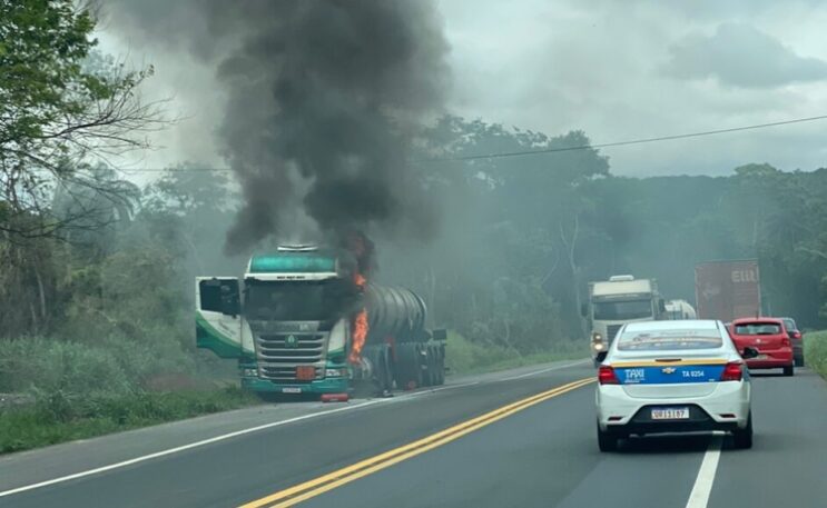 carreta-com-soda-caustica-pega-fogo-e-bombeiros-evitam-vazamento-da-carga