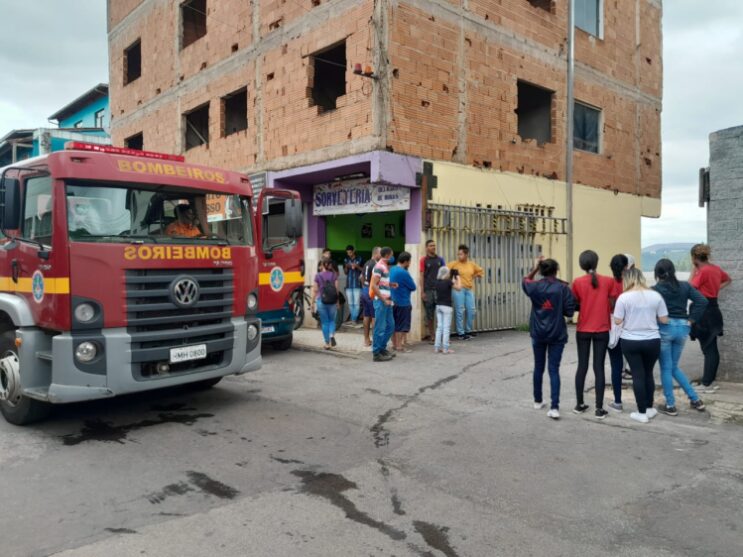 incendio-em-deposito-de-supermercado-mobiliza-bombeiros