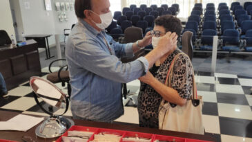 pacientes-de-sao-goncalo-participam-de-escolha-de-oculos-de-grau