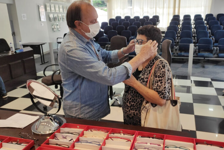 pacientes-de-sao-goncalo-participam-de-escolha-de-oculos-de-grau