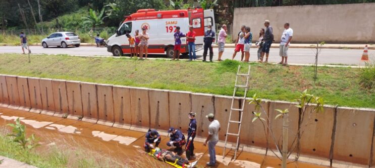 motociclista-fica-ferido-ao-ser-arremessado-dentro-de-canal