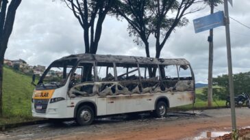 micro-onibus-e-incendiado-durante-a-madrugada-em-itabira