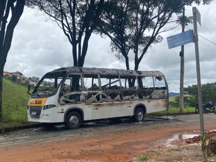 micro-onibus-e-incendiado-durante-a-madrugada-em-itabira