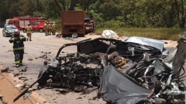 motorista-morre-ao-ter-o-carro-destruido-por-carreta-na-br-040