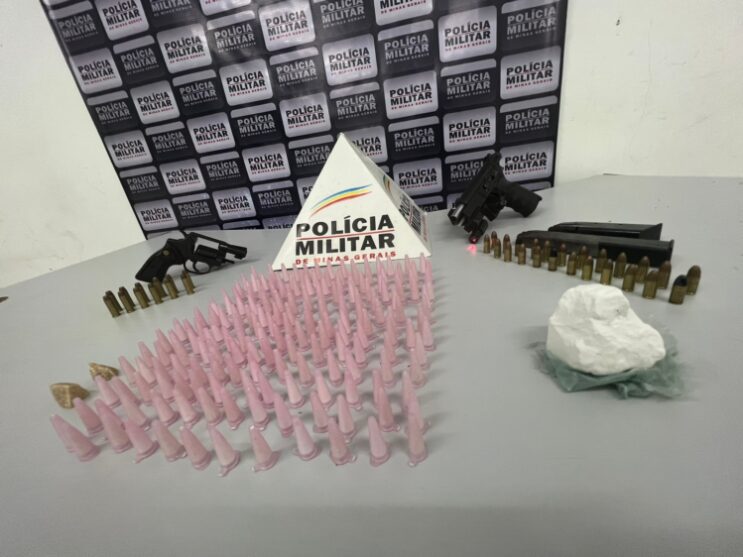 pm-apreende-revolver-pistola-e-drogas-no-santa-marta