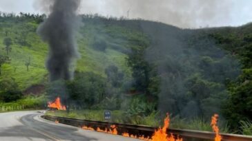 caminhao-pega-fogo-e-interdita-estrada-de-nova-era