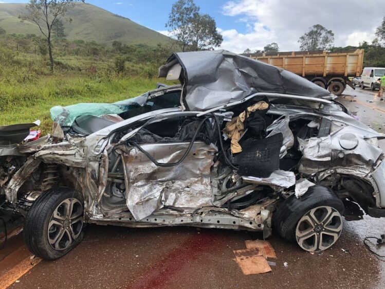 colisao-entre-carros-e-carreta-deixa-dois-mortos-na-br-040