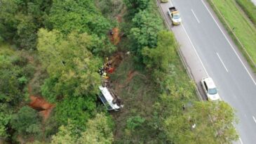 acidente-com-micro-onibus-deixa-tres-mortos-na-br-040