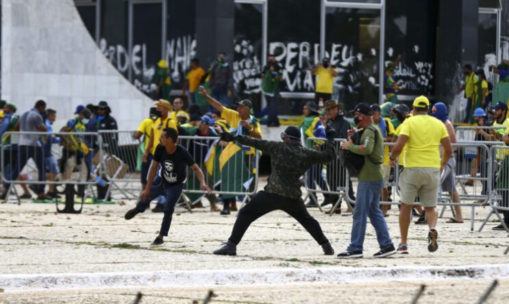 manifestantes-invadem-congresso-planalto-e-stf