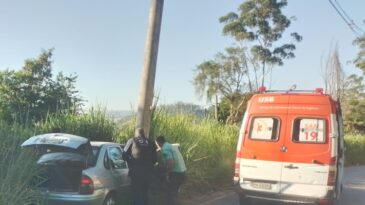 carro-bate-em-poste-e-tres-pessoas-ficam-feridas-na-105