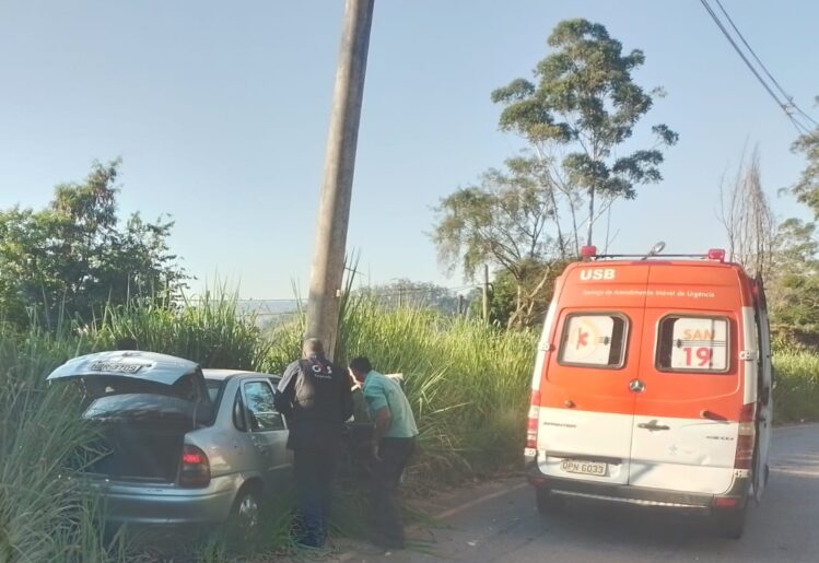 carro-bate-em-poste-e-tres-pessoas-ficam-feridas-na-105