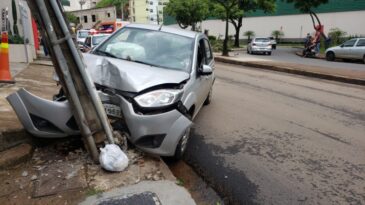 carro-descontrolado-bate-contra-poste-na-avenida-das-rosas