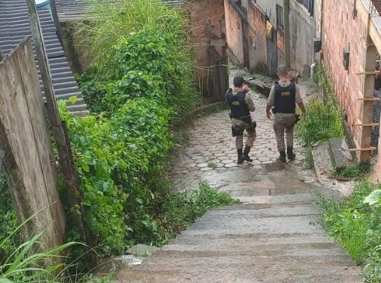 pm-apreende-armas-drogas-e-colete-balistico-em-itabira