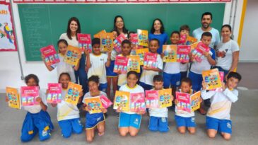 livros-de-ingles-e-educacao-financeira-sao-entregues-a-alunos-da-rede-municipal