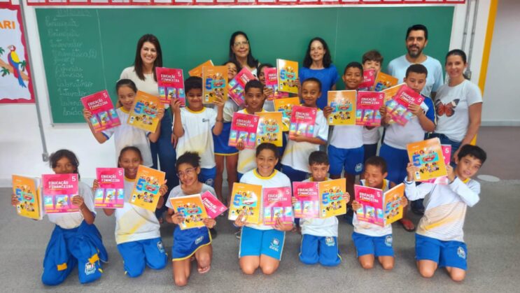 livros-de-ingles-e-educacao-financeira-sao-entregues-a-alunos-da-rede-municipal