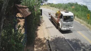 maquina-desprende-da-carroceria-atinge-cabine-e-fere-motorista