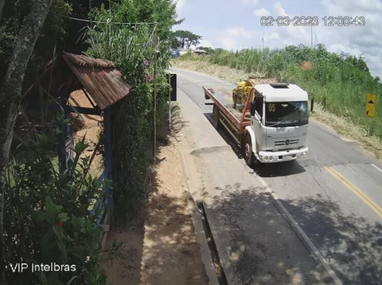 maquina-desprende-da-carroceria-atinge-cabine-e-fere-motorista